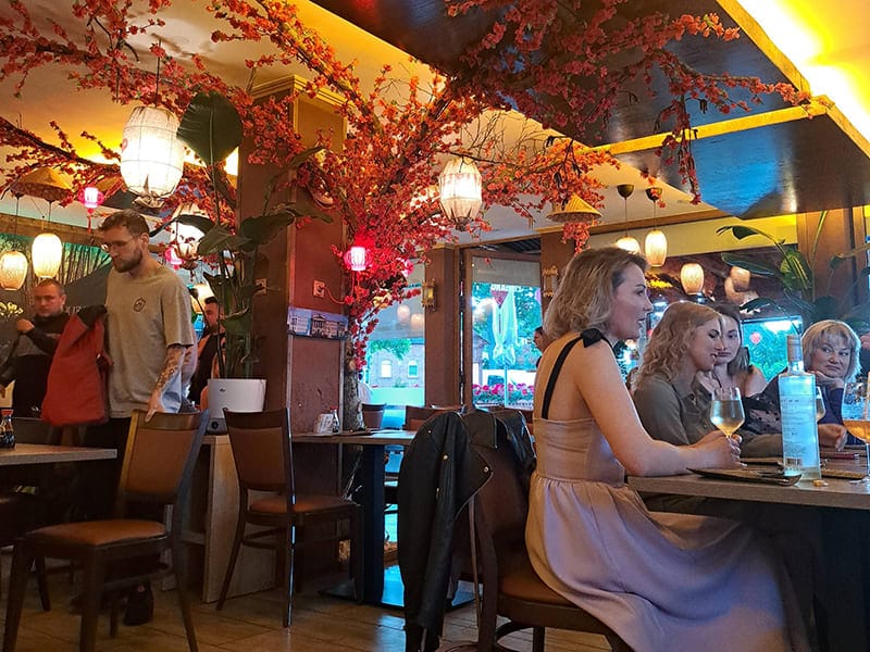 Gäste sitzen gemeinsam im Musuko Restaurant in Helmstedt