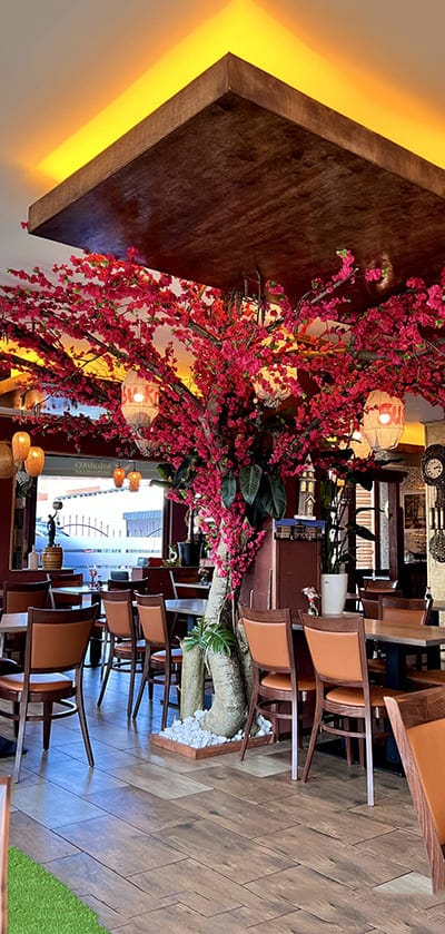 Innenraum mit warmem Licht im Musuko Restaurant