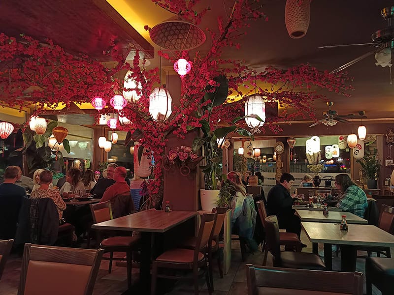 Gäste teilen Gerichte im Musuko Restaurant in Helmstedt