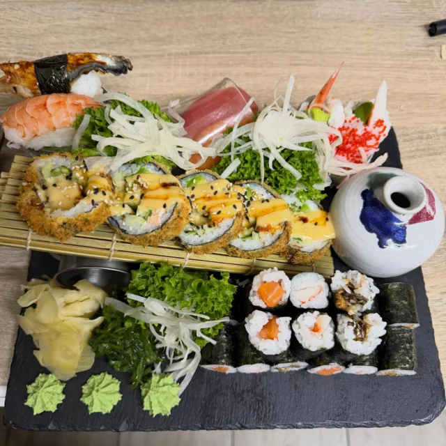 Frische Zutaten, ruhige Handgriffe und Liebe zum Detail.Genau diese Kombination macht ein gutes Sushi-Erlebnis aus. 🍣Was ist deine Lieblingssorte?#Musuko #SushiLiebe #FreshIngredients #JapanischesEssen #SushiTime FoodCommunity Emden