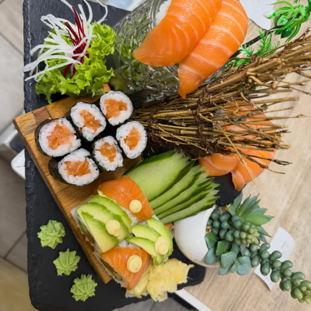 Frische Zutaten, ruhige Handgriffe und Liebe zum Detail.Genau diese Kombination macht ein gutes Sushi-Erlebnis aus. 🍣Was ist deine Lieblingssorte?#Musuko #SushiLiebe #FreshIngredients #JapanischesEssen #SushiTime FoodCommunity Emden