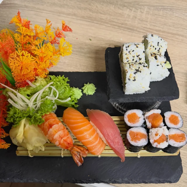 Frische Zutaten, ruhige Handgriffe und Liebe zum Detail.Genau diese Kombination macht ein gutes Sushi-Erlebnis aus. 🍣Was ist deine Lieblingssorte?#Musuko #SushiLiebe #FreshIngredients #JapanischesEssen #SushiTime FoodCommunity Emden