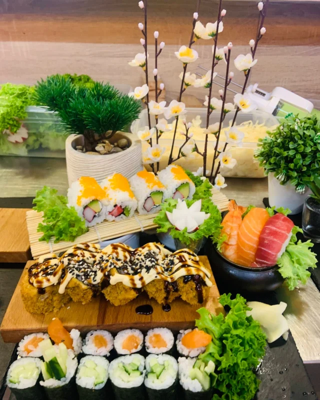 Nicht perfekt gestylt.
Aber perfekt im Geschmack.So kochen wir bei Musuko. 🍱#musukorestaurant #asiankitchen #comfortfood #foodmoment