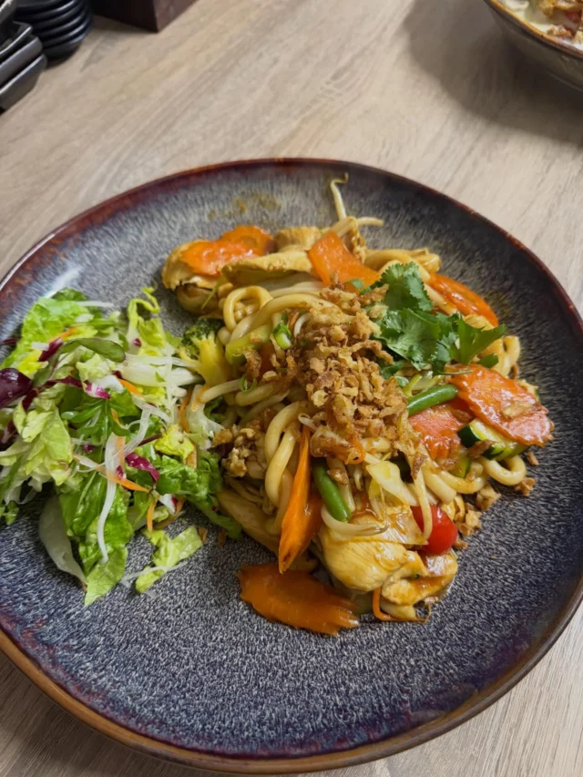 Udon mit hühnerbrustfile